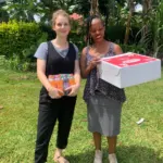 Juli und Faith mit Kuchen