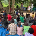 Faith übt mit den Kindern positive Affirmationen