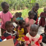 gespannte und aufgeregte Kinder