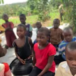 Gespannte und aufgeregte Kinder
