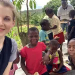 Juli mit glücklichen PMCO-Kindern