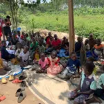 alle Kinder warten gespannt auf der Decke auf die Überraschung