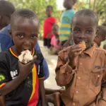 Kinder essen Kuchenstücke