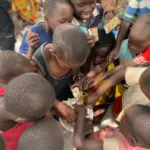 Kinder essen Kuchenstücke