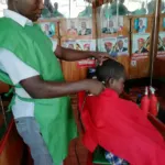 Junge beim Friseur