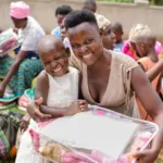 Maria und ihre Mama freuen sich sehr über die Spenden