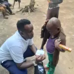 Benji übergibt Spenden
