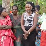 Wir verteilen Essen an unsere Familien – PMCO Uganda e.V.
