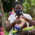 Wir verteilen Essen an unsere Familien – PMCO Uganda e.V.