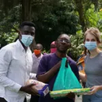 Wir verteilen Essen an unsere Familien – PMCO Uganda e.V.