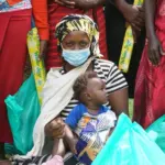Wir verteilen Essen an unsere Familien – PMCO Uganda e.V.