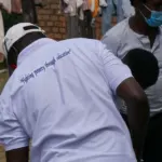 Wir verteilen Essen an unsere Familien – PMCO Uganda e.V.