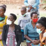 Wir verteilen Essen an unsere Familien – PMCO Uganda e.V.