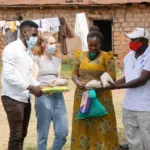 Wir verteilen Essen an unsere Familien – PMCO Uganda e.V.
