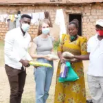 Wir verteilen Essen an unsere Familien – PMCO Uganda e.V.