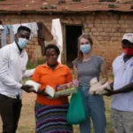 Wir verteilen Essen an unsere Familien – PMCO Uganda e.V.