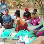 Wir verteilen Essen an unsere Familien – PMCO Uganda e.V.