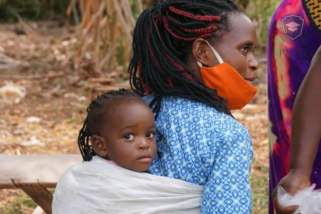 Wir verteilen Essen an unsere Familien – PMCO Uganda e.V.