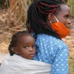 Wir verteilen Essen an unsere Familien – PMCO Uganda e.V.