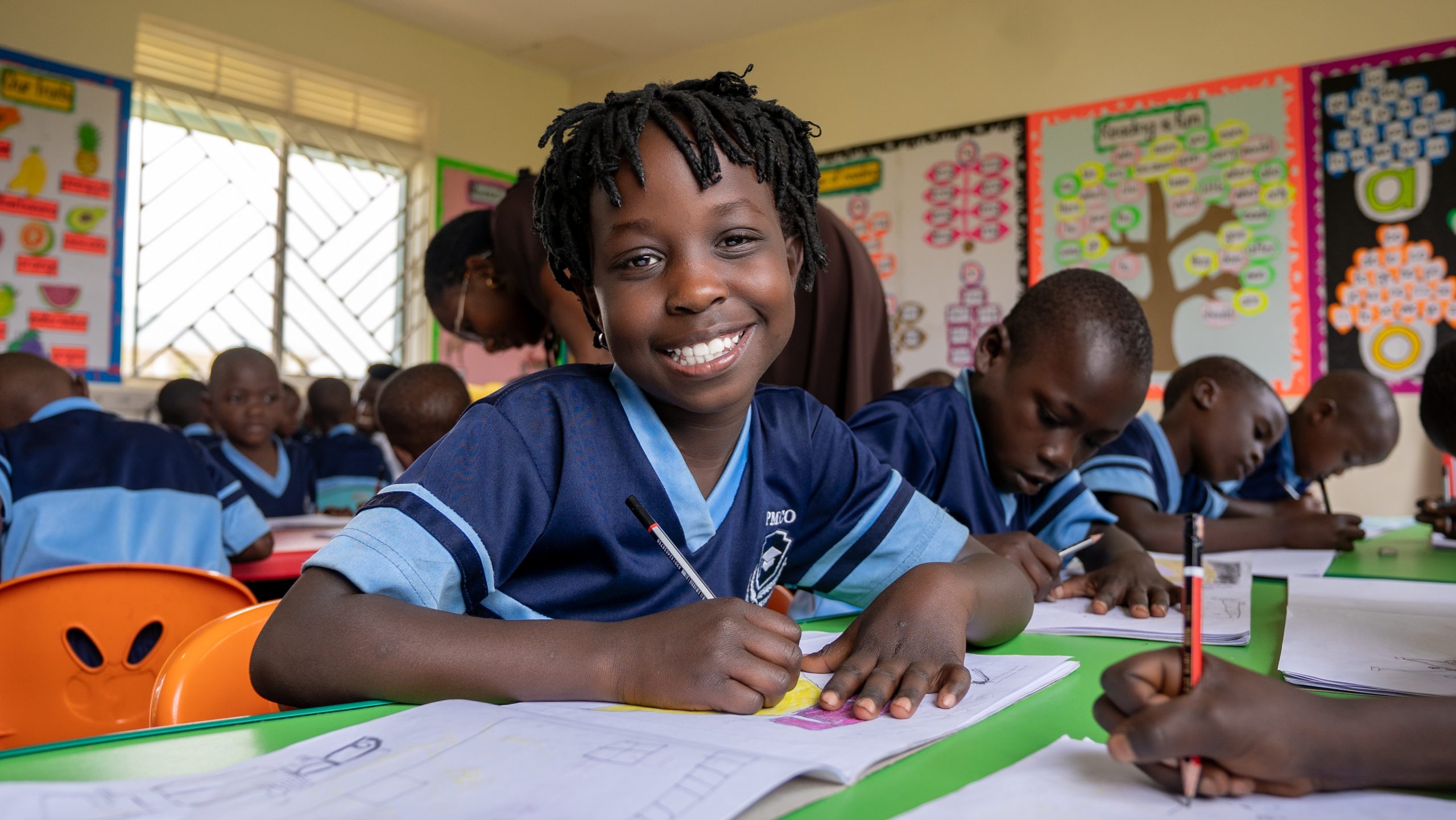 Kinder im Klassenzimmer in Mityana